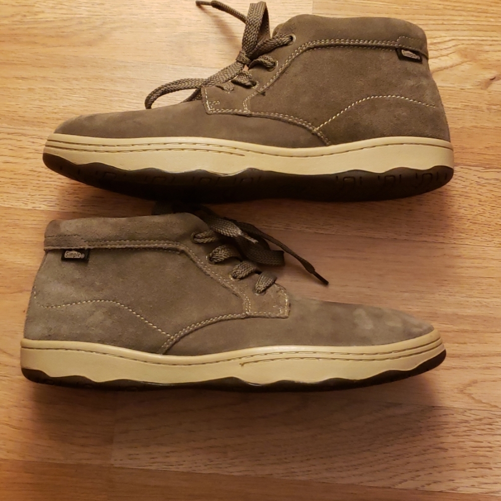 Like New Simple Chuka Sneakers size 10